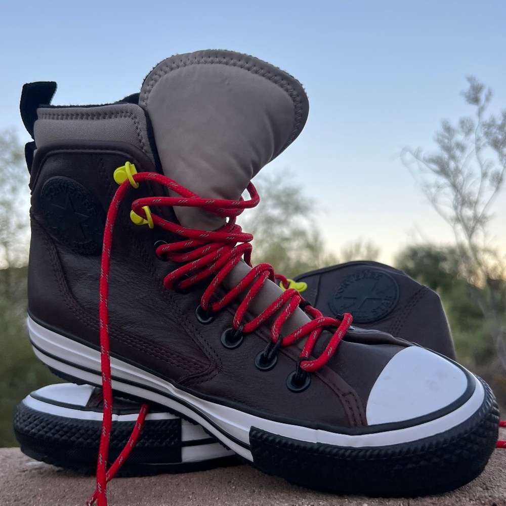 Men’s size 7 Women’s size 9 Converse waterproof hi top